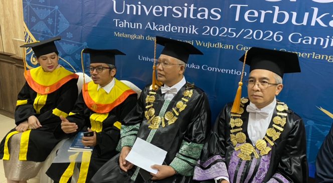 Foto: Rektor UT Prof. Ali Muktiyanto (dua dari kanan)-Dr. Taufiq Supriadi (tiga dari kanan)