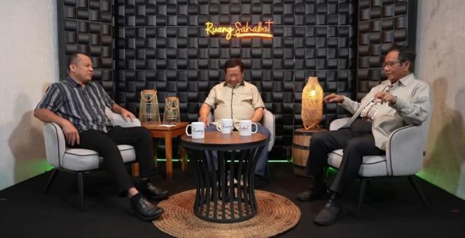 
					Foto: Susno Duadji (tengah) dan Mahfud MD (kanan)/tangkapan layar