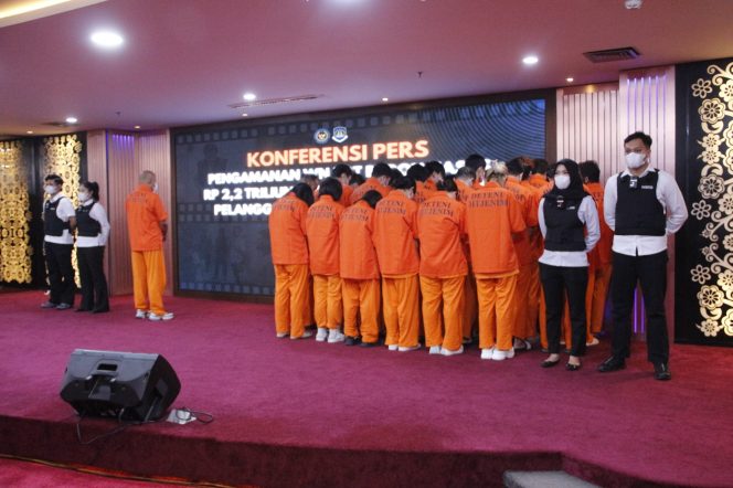 
					Imigrasi Batam Amankan Buronan Kasus Keuangan Rp2,2 Triliun dari RRT