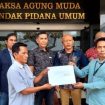 ‎Ketua Eksponen Pemuda Indonesia(EPI) Andrianto didampingi Sekjen Achsanul Haq, dan Pengawas Tobias Pattiasina saat perlihatkan Surat Pelaporan di Kejaksaan Agung RI ( foto : istimewa)