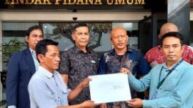‎Ketua Eksponen Pemuda Indonesia(EPI) Andrianto didampingi Sekjen Achsanul Haq, dan Pengawas Tobias Pattiasina saat perlihatkan Surat Pelaporan di Kejaksaan Agung RI ( foto : istimewa)