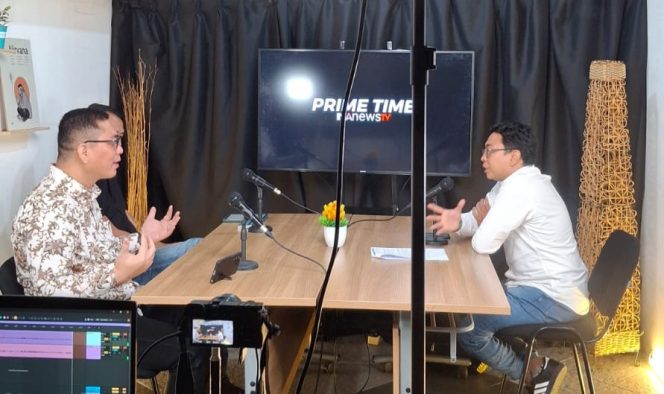 
					Ketua Umum APJATEL Jerry Mangasas Swandy (baju batik ) dalam acara program PRIME TIME INANEWS pada Kamis 20 November 2025 ( foto INANEWS)