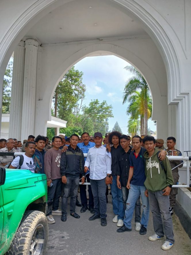 
					Massa aksi SAMURAIS saat berada di gerbang utama Kantor Gubernur Sultra.
