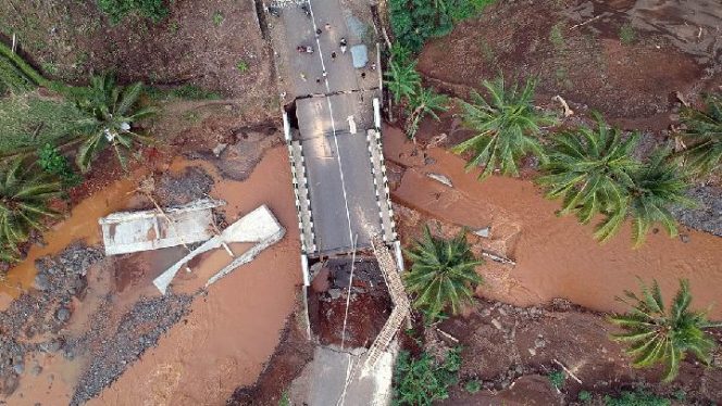 
					Foto: Putusnya jembatan jalur wisata Pelabuhan Ratu - Geopark Ciletuh 7 Desember 2024, dok. tempo