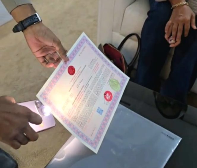 
					Dokumen yang disebut printing money of Indonesia yang ditujukan oleh BAT Bank kepada nasabah platinum ( foto : dok)