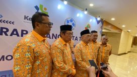 Foto: Yudianto Tri (tengah) dan Andrian Lamemuhar (dua dari kanan)