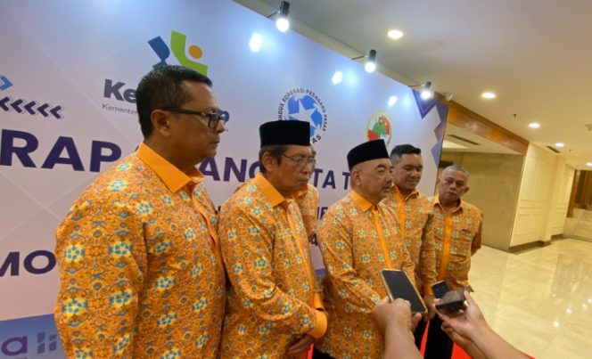 
					Foto: Yudianto Tri (tengah) dan Andrian Lamemuhar (dua dari kanan)