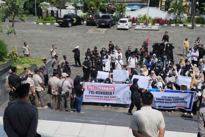 
					Tuntut Kepastian Status Dan Kesejahteraan, Guru Honorer Non Database Datangi DPRD Lombok Tengah