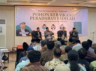 Foto: peluncuran buku terbaru karya Prof. Wan Mohd Nor Wan Daud 