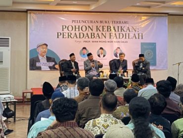 Foto: peluncuran buku terbaru karya Prof. Wan Mohd Nor Wan Daud 