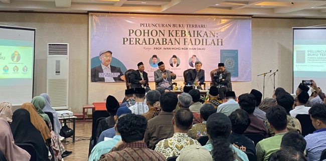 Foto: peluncuran buku terbaru karya Prof. Wan Mohd Nor Wan Daud 