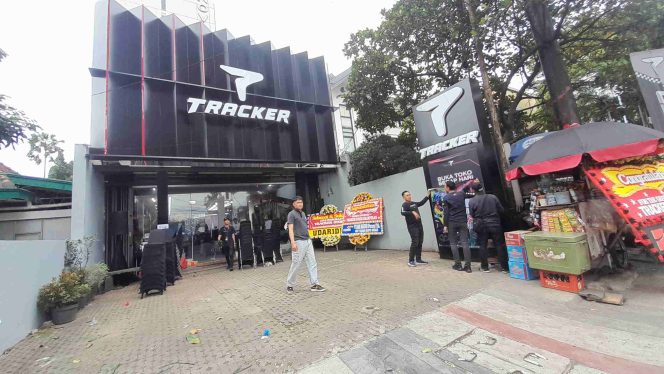 
					Ngabuburit Dan Bukber Spesial Bersama Para Influencer otomotif Di  Grand Opening  Store Apparel TRACKER Cihampelas Bandung