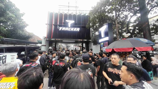 
					Ngabuburit Dan Bukber Spesial Bersama Para Influencer otomotif Di  Grand Opening  Store Apparel TRACKER Cihampelas Bandung