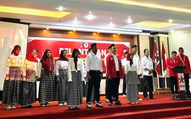 
					Pengurus DPC GMNI Kota Baubau periode 2025–2027 saat mengikuti prosesi pelantikan dan pembacaan ikrar di Hotel Galaxy Inn Baubau. 