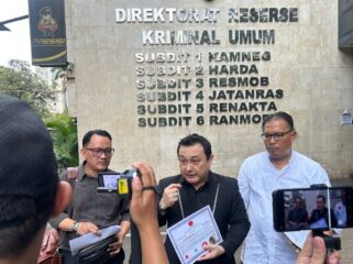 Henry Hosang Ketua Umum CWIG saat konferensi pers di Polda Metro Jaya bersama dua pengacara dari pelapor ( foto : INAnews)