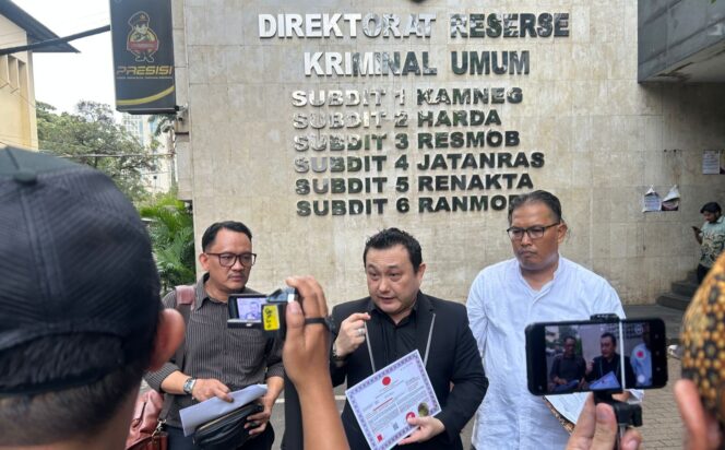 
					Henry Hosang Ketua Umum CWIG saat konferensi pers di Polda Metro Jaya bersama dua pengacara dari pelapor ( foto : INAnews)