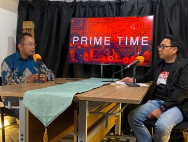 Komaidi Notonegoro Direktur Eksekutif ReforMiner Institute (kiri) saat menjadi narasumber podcast Prime Time INAnews dengan host Pemimpin Redaksi INAnews Muhamad Helmi Romdhoni ( kanan) pada Rabu 22 April 2026 ( foto ; INAnews)