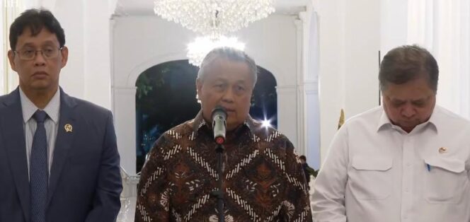 
					Foto: Perry Warjiyo (tengah)/tangkapan layar