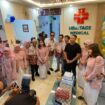 Foto: dr. Handrik bersama nakes dan staf, berserta artis Vicky Prasetyo turut meriahkan hari jadi yang ke-1 tahun Heritage Medical Bekasi, Jumat (1/5/2026)