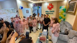 Foto: dr. Handrik bersama nakes dan staf, berserta artis Vicky Prasetyo turut meriahkan hari jadi yang ke-1 tahun Heritage Medical Bekasi, Jumat (1/5/2026)