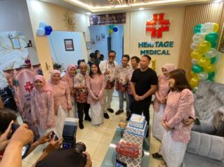 Foto: dr. Handrik bersama nakes dan staf, berserta artis Vicky Prasetyo turut meriahkan hari jadi yang ke-1 tahun Heritage Medical Bekasi, Jumat (1/5/2026)