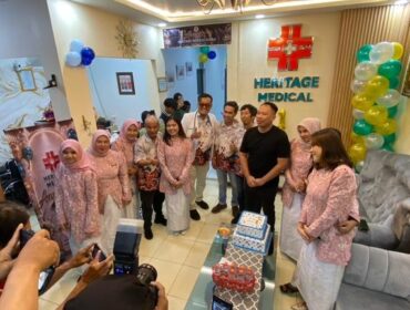 Foto: dr. Handrik bersama nakes dan staf, berserta artis Vicky Prasetyo turut meriahkan hari jadi yang ke-1 tahun Heritage Medical Bekasi, Jumat (1/5/2026)