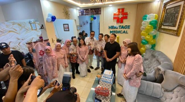 Foto: dr. Handrik bersama nakes dan staf, berserta artis Vicky Prasetyo turut meriahkan hari jadi yang ke-1 tahun Heritage Medical Bekasi, Jumat (1/5/2026)
