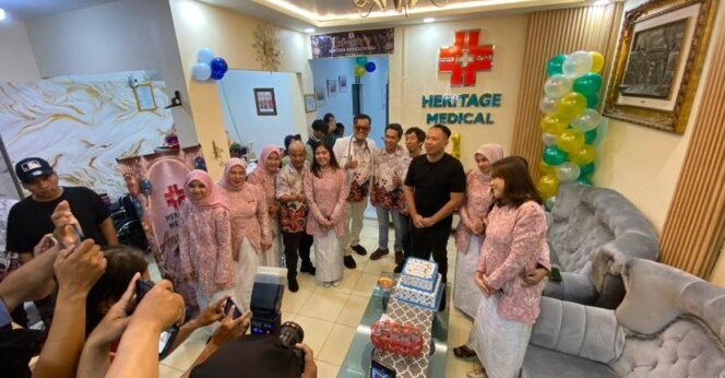 
					Foto: dr. Handrik bersama nakes dan staf, berserta artis Vicky Prasetyo turut meriahkan hari jadi yang ke-1 tahun Heritage Medical Bekasi, Jumat (1/5/2026)