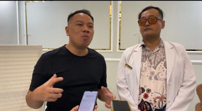 
					Foto: Vicky Prasetyo bersama dr. Handrik Kurniawan