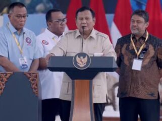 Foto: Prabowo diapit pimpinan-pimpinan organisasi buruh di May Day 2026/tangkapan layar
