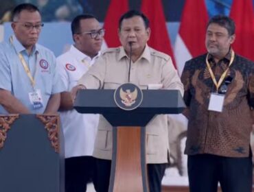Foto: Prabowo diapit pimpinan-pimpinan organisasi buruh di May Day 2026/tangkapan layar