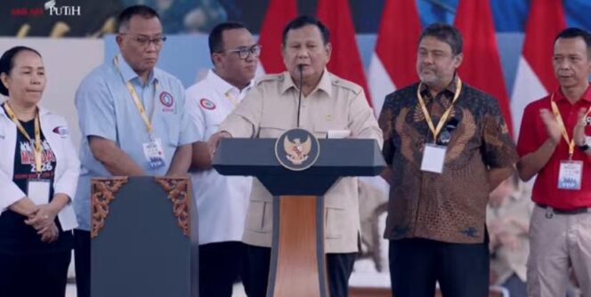 
					Foto: Prabowo diapit pimpinan-pimpinan organisasi buruh di May Day 2026/tangkapan layar