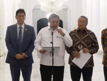 Foto: Airlangga Hartarto (tengah)/tangkapan layar
