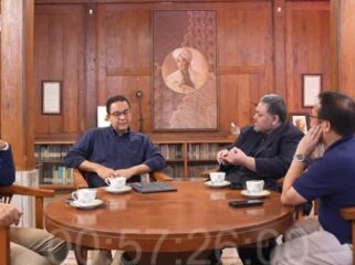 Foto: tiga ekonom bersama Anies Baswedan/tangkapan layar