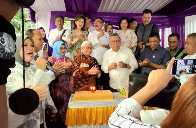
					Walikota Tangerang Selatan,  Benyamin Davnie saat menghadiri perayaan HUT 15 Laskar Anggrek di kawasan Giri Loka BSD, Tangerang Selatan, pada Sabtu (2/5/2026) ( foto ; INANEWS)