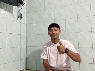 Foto: Samsul Hidayah ‘Ayah Baim’, pemilik akun TikTok @BAIMOFFICIAL_13 di rumahnya, Koja, Jakarta Utara