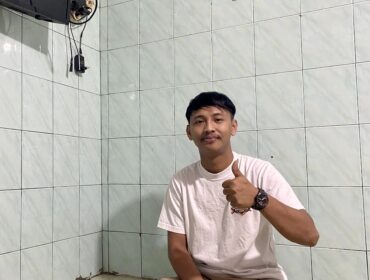 Foto: Samsul Hidayah ‘Ayah Baim’, pemilik akun TikTok @BAIMOFFICIAL_13 di rumahnya, Koja, Jakarta Utara