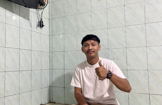 
					Foto: Samsul Hidayah ‘Ayah Baim’, pemilik akun TikTok @BAIMOFFICIAL_13 di rumahnya, Koja, Jakarta Utara