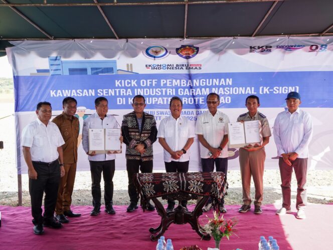 
					Menteri Kelautan dan Perikanan Sakti Wahyu Trenggono melakukan kick-off pembangunan Kawasan Sentra Industri Garam Nasional (K-SIGN) di Desa Matasio, Kabupaten Rote Ndao, Nusa Tenggara Timur, Selasa 3 Juni 2025. Program pembangunan ini bagian dari upaya konkret pemerintah mewujudkan swasembada garam di 2027 ( foto ; dok KKP)