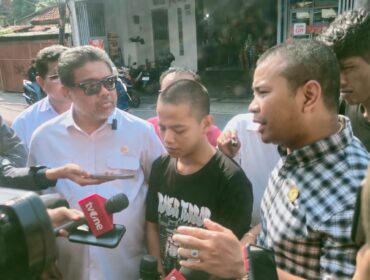 Said Iqbal saat menemui salah satu korban penyekapan pekerja percetakan Tegar Saputra ( foto : dok )