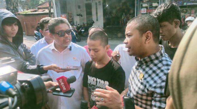 Said Iqbal saat menemui salah satu korban penyekapan pekerja percetakan Tegar Saputra ( foto : dok )