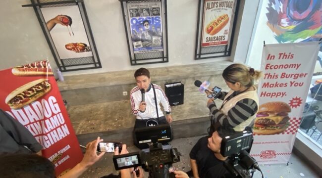 Foto: Aldi Taher di peresmian Aldi’s Hotdog BSD Serpong, Rabu (22/7/2026)
