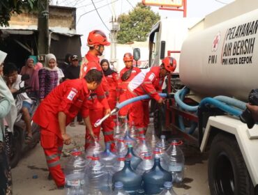 Distribusi air bersih yang dilakukan PMI kota Depok terhadap wilayah terdampak di kec Bojongsari ( foto ; istimewa)