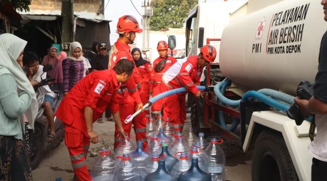 Distribusi air bersih yang dilakukan PMI kota Depok terhadap wilayah terdampak di kec Bojongsari ( foto ; istimewa)