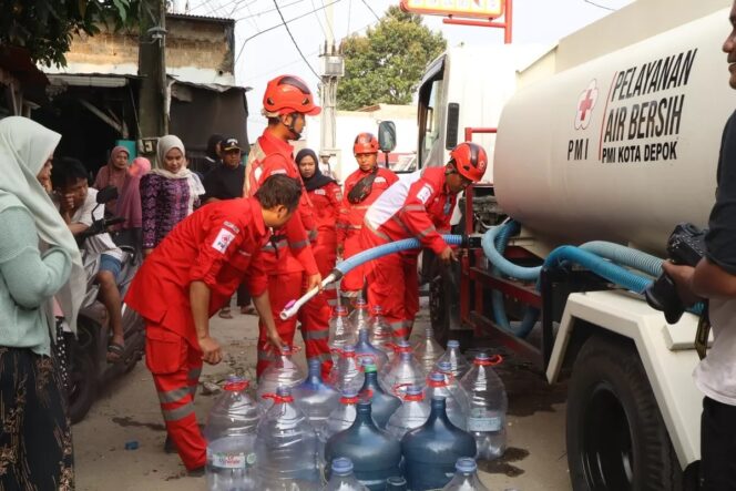 
					Distribusi air bersih yang dilakukan PMI kota Depok terhadap wilayah terdampak di kec Bojongsari ( foto ; istimewa)