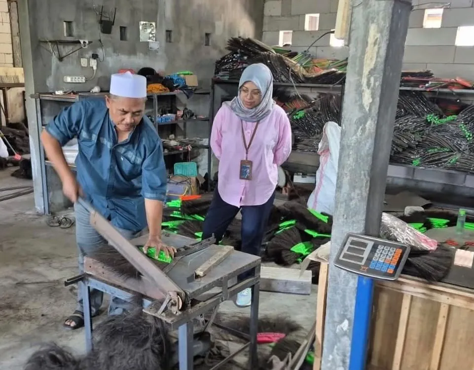 KUR BNI Jember Angkat Usaha Sapu Ijuk ‘Ken Dedes’ di Semboro Naik Kelas
