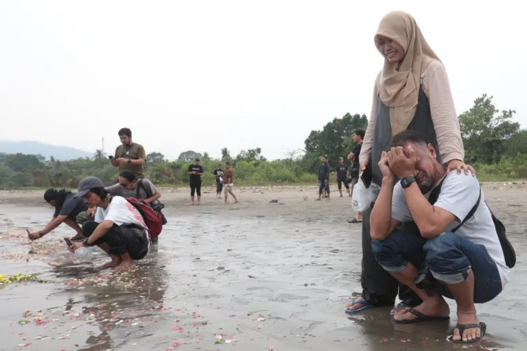 Istri dan Anak Yudhistiro Pranoto Tabur Bunga di Lokasi Hilangnya Speed Boat Arupadatu